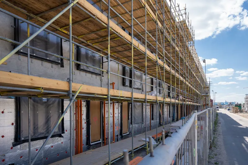 Altbau mit Gerüst während der Sanierung, Dach und Fassade werden zuerst instand gesetzt