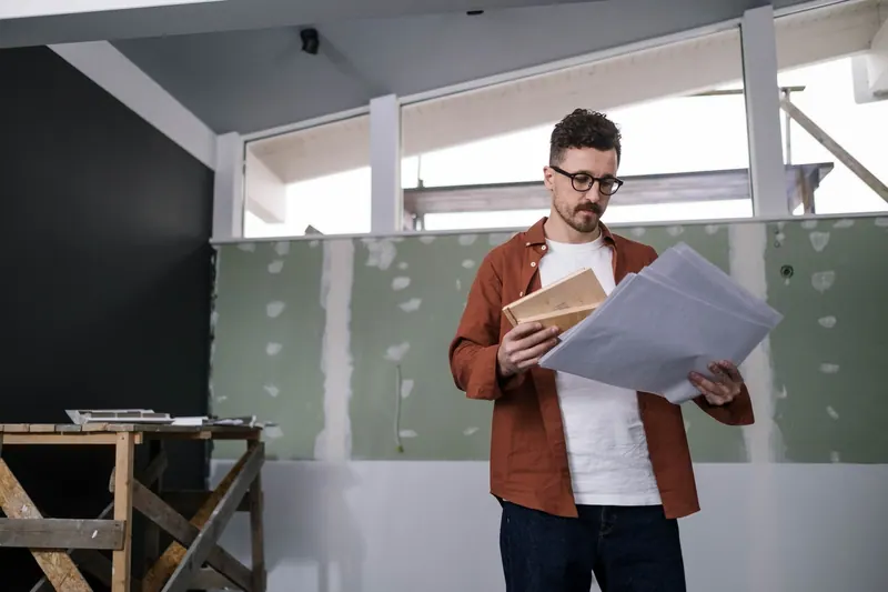Altbau-Sanierung mit Bauplänen und Notizen auf einem Tisch