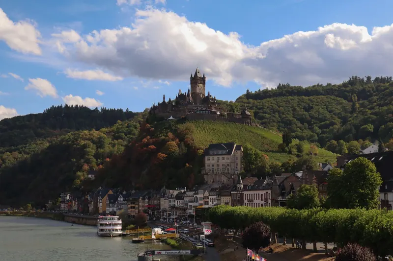Burg auf einem Hügel in deutscher Landschaft