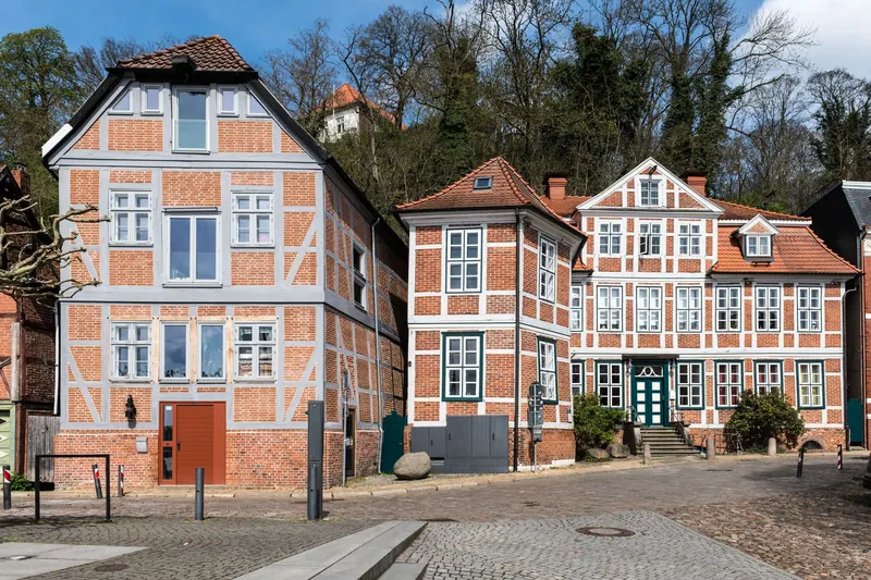 Denkmalgeschütztes Haus mit historischer Fassade in einer deutschen Altstadt