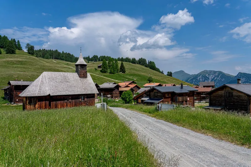 Dorf mit Holzhäusern in den Voralpen