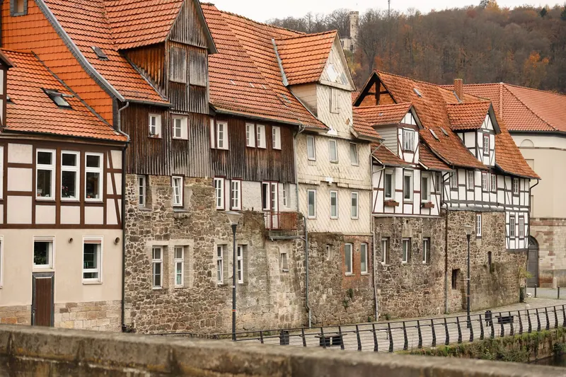 Dorfstraße mit Fachwerkhäusern im Herbst