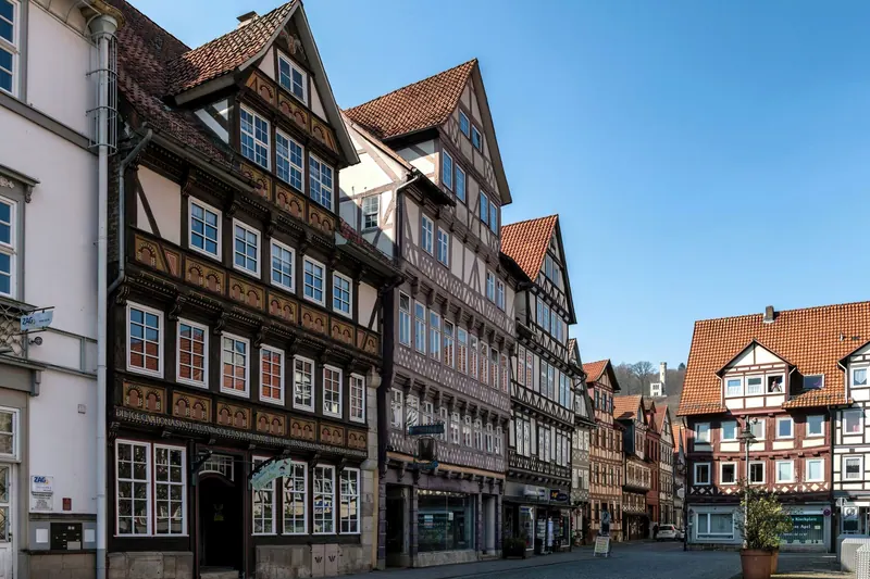 Fachwerkhaus mit sichtbarem Holzgerüst aus Ständern, Riegeln und Streben an einer Dorfstraße