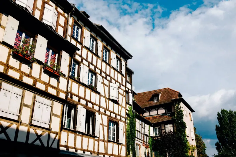 Fachwerkwand mit ausgefachten Gefachen aus Lehm und Ziegel