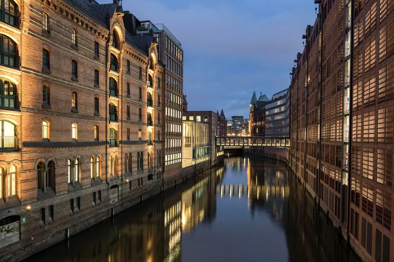 Hafen mit historischen Speichergebäuden