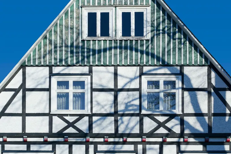 Handwerker bei der Sanierung einer Fachwerkwand