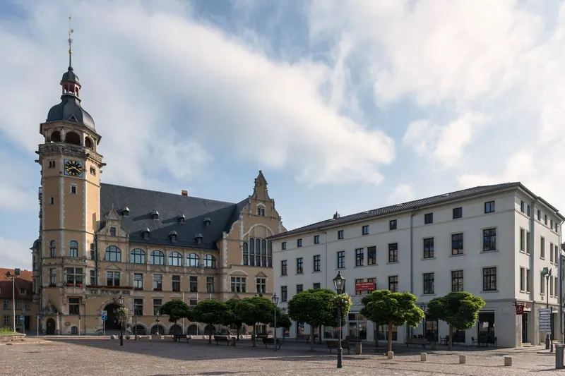 Historisches Rathaus mit Fachwerk und Giebel