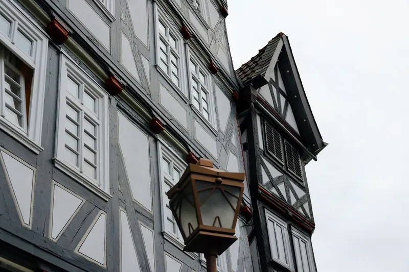 Innenwand eines Altbaus mit Lehmputz und sichtbaren Holzbalken